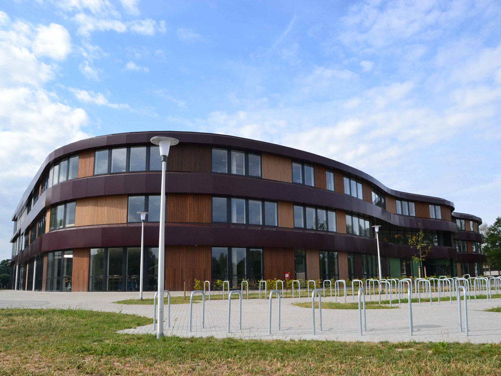 new building of C.T. Stork College: soft and undulating shapes on the side facing the open landscape