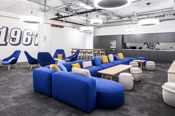 Lounge im OYM mit blauen Couches und Interface Teppichfliesen