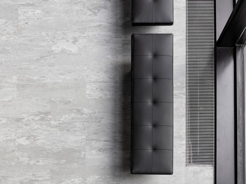 modernes Gestaltungskonzept des Kulturzentrums dank mormoriertem Bodenbelag