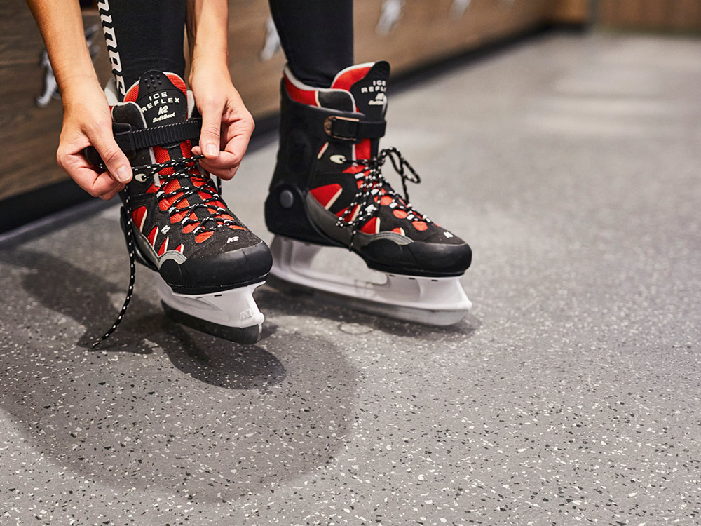 norament 992 grano Bodenbelag ist extrem kerbzäh und kann mit Schlittschuhen begangen werden