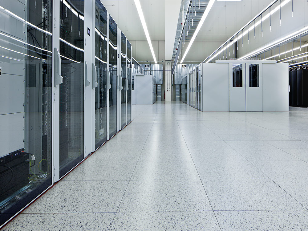 Revestimiento de caucho nora instalado en pisos de acceso elevado en las salas de servidores