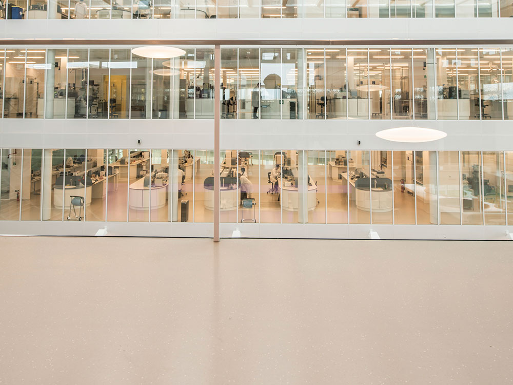 Akkustikböden für ruhige Arbeitsumgebung im Großraumbüro