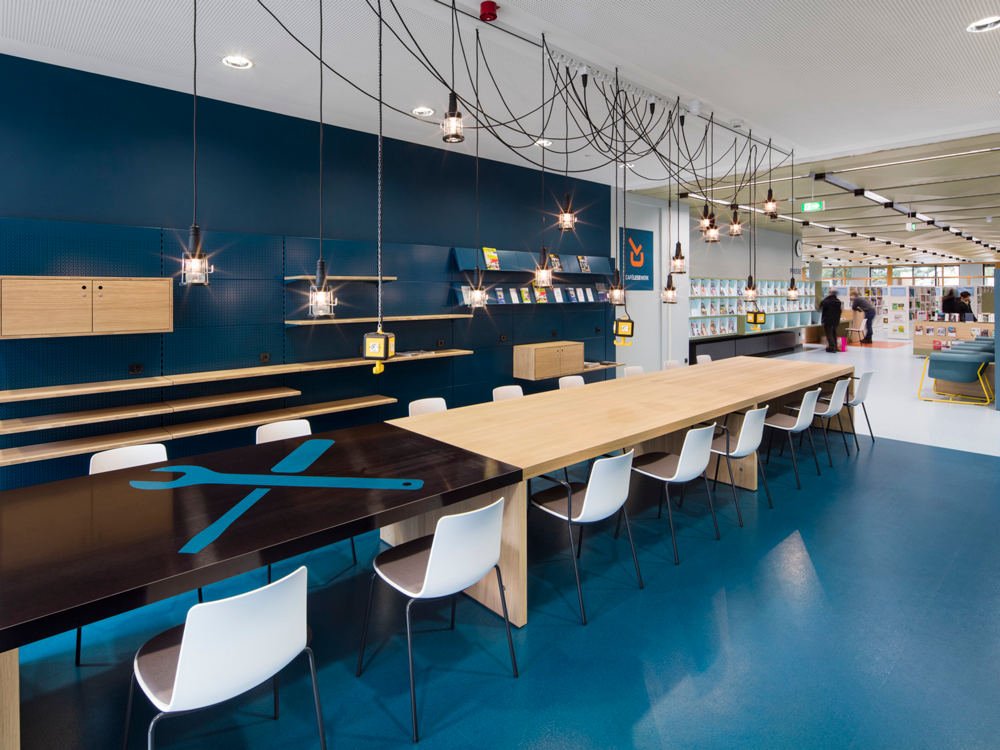 Bibliothek mit norament 926 satura in Blau und hellem Grau