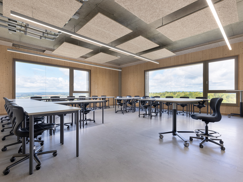 Konzentrationsförderndes Ambiente im Schulneubau: Klassenraum, ruhiges Farbkonzept, Panoramafenster