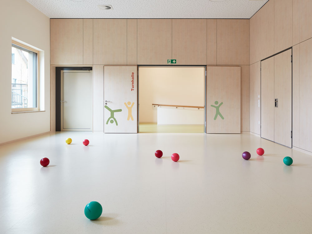 Kita Turnhalle mit Bodenbelag noraplan signa acoustic