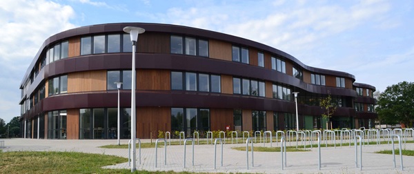 College C.T. Stork, Hengelo: Une référence pour nora revêtements de sol. Du côté rural, le bâtiment présente des formes ondulées