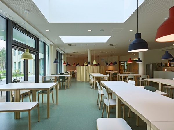 Speisesaal in der Kinder- und Jugendreha Bad Erlach mit noraplan signa Bodenbelag