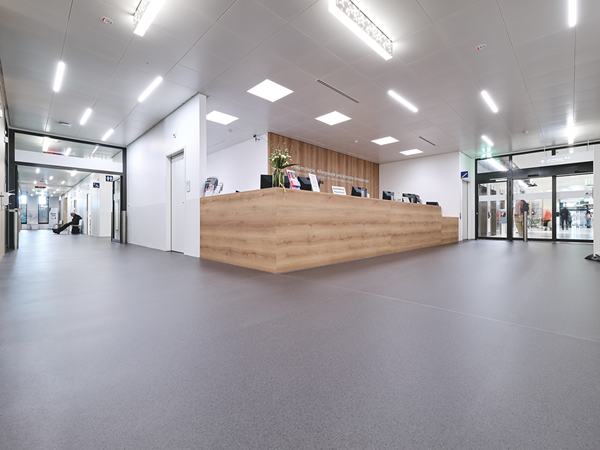 Reception in the Anna-Seiler-Haus of the Inselspital, Bern - a long wooden counter