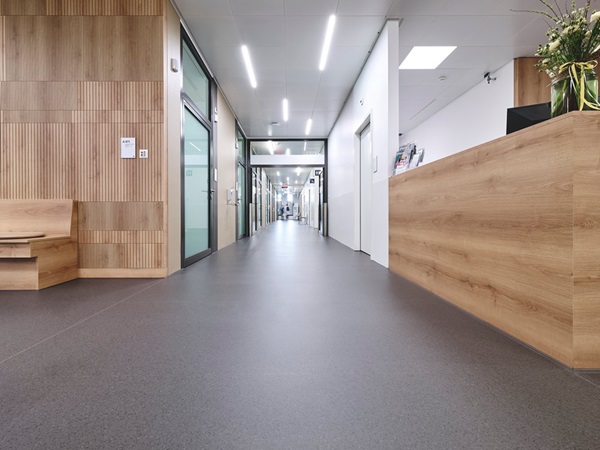 View through the hospital corridor between reception and waiting area. The noracare seneo floor covering was chosen for the circulation areas.