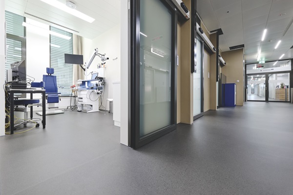 Blick vom Flur in ein Behandlungszimmer im Anna-Seiler-Haus des Inselspitals Bern