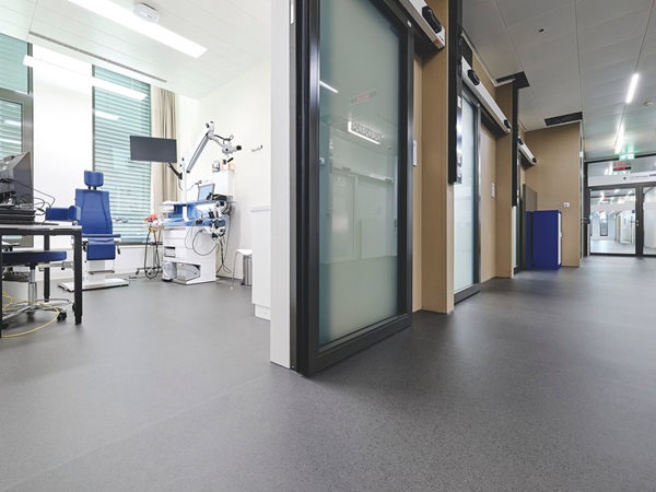 View from a corridor into a treatment room in the Anna-Seiler-Haus at Inselspital Bern