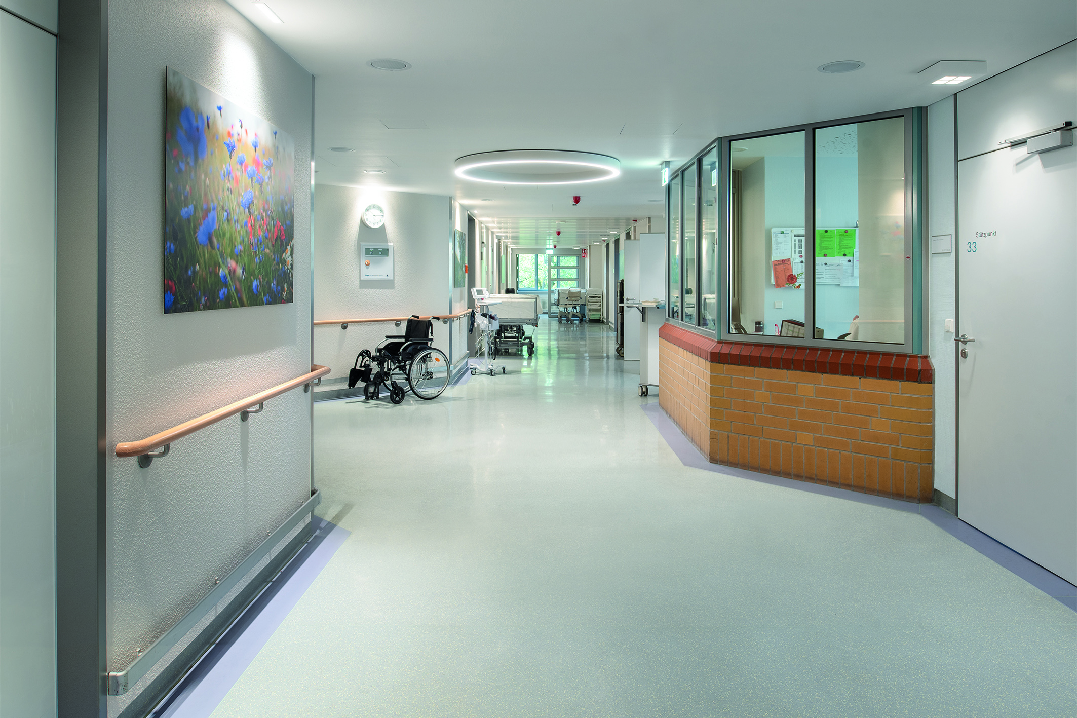 Stationsflur in der BG Unfallklinik Berlin Marzahn, eine Langzeitreferenz für nora Bodenbeläge in Krankenhäusern