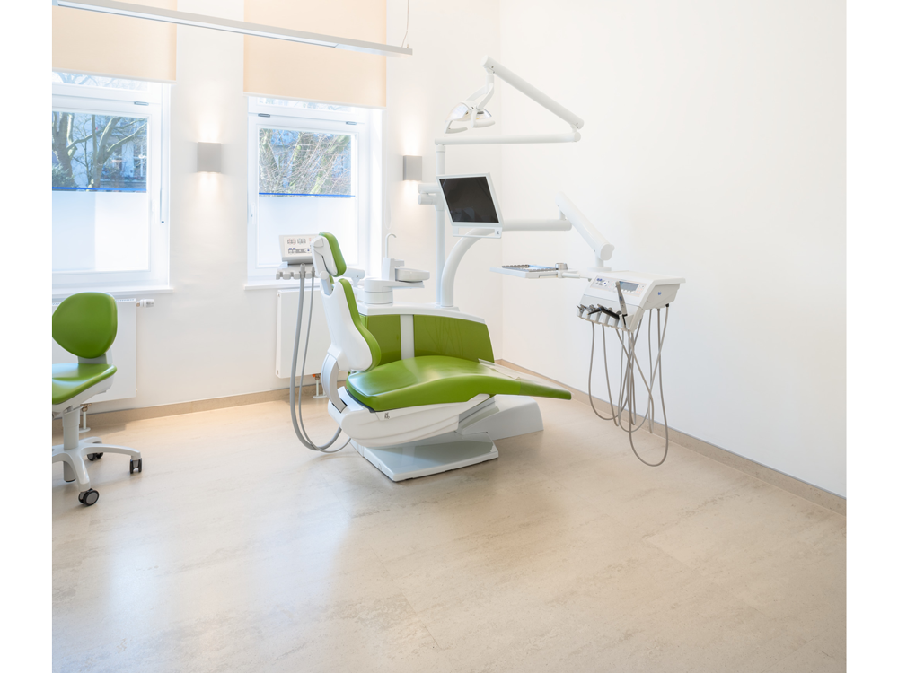 treatment room in a dental practice: purist design with just a few accents of colour
