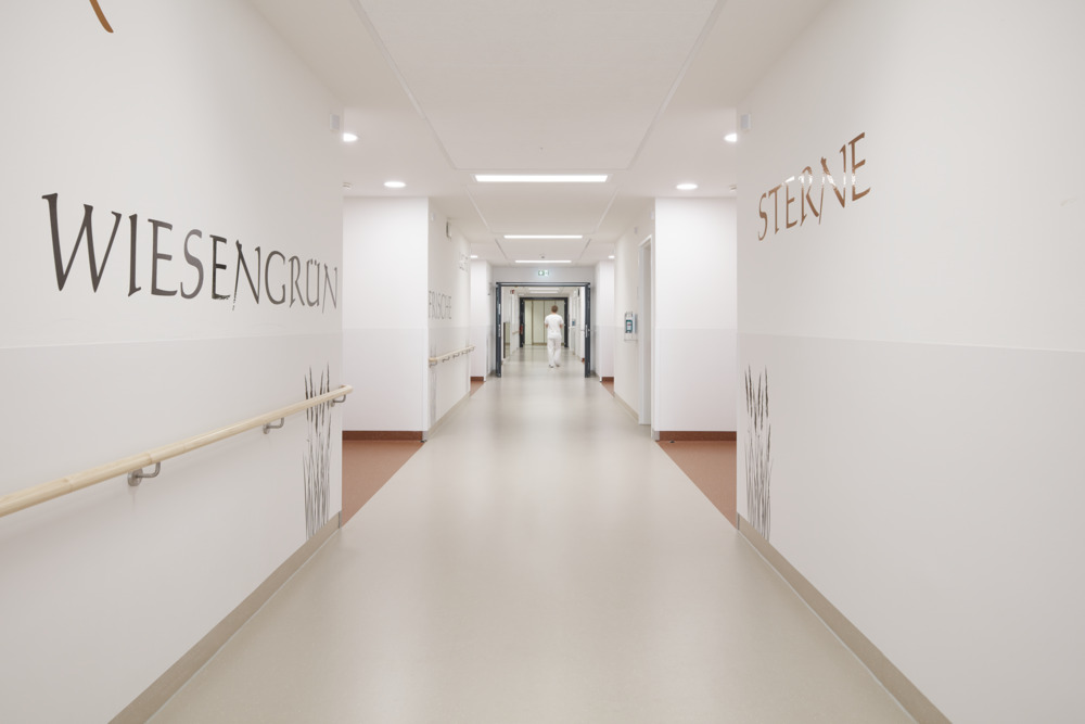 Healing Environment als ganzheitliches Konzept: Wahlleistungsstation im Kreiskrankenhaus Bergstraße mit nora Böden