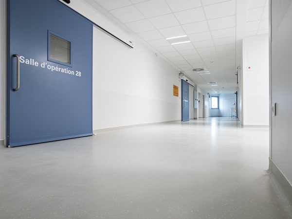 Couloir devant les blocs opératoires, revêtement de sol noraplan signa