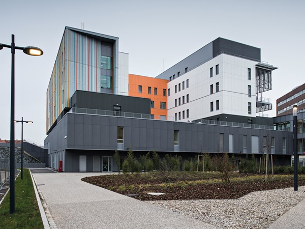 Extérieur de site de Hautepierre des Hôpitaux Universitaires de Strasbourg - une référence pour nora revêtements de sol