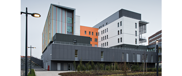 Extérieur de site de Hautepierre des Hôpitaux Universitaires de Strasbourg - une référence pour nora revêtements de sol