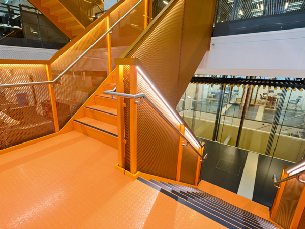 Escalera naranja brillante en un edificio de oficinas