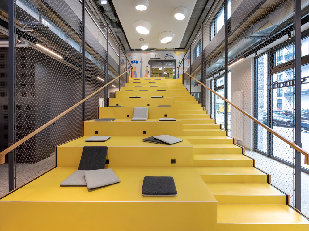 Gelbe Treppe mit Sitzmöglichkeit mit noraplan uni Belag