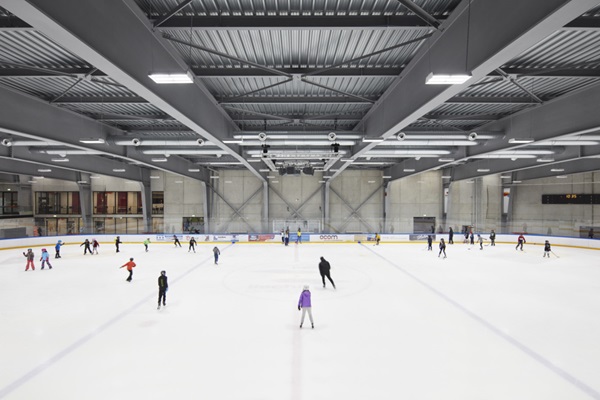 Spaß auf dem Eis: Iischi Arena in Brig im Schweizer Kanton Wallis - eine Referenz für den Spezialboden norament 992