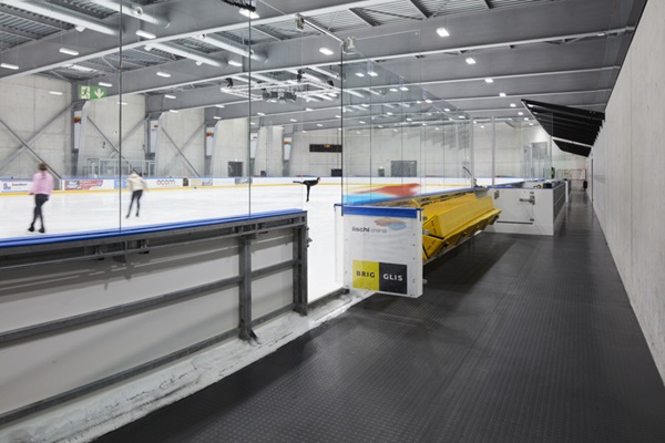 Eishalle, die Flächen neben dem Eis sind mit Noppenboden norament 992 belegt, der mit Schlittschuhen begangen werden kann