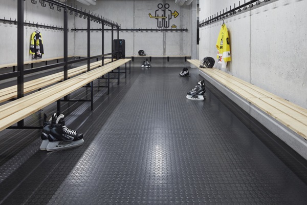 Umkleidekabine im Eissport mit Spezialboden von nora systems