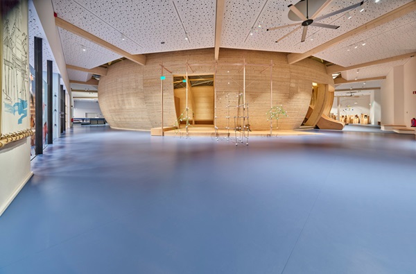 Blauer Kautschukboden steht in der Kindererlebniswelt für Wasser, darauf im Hintergrund die Arche Noah