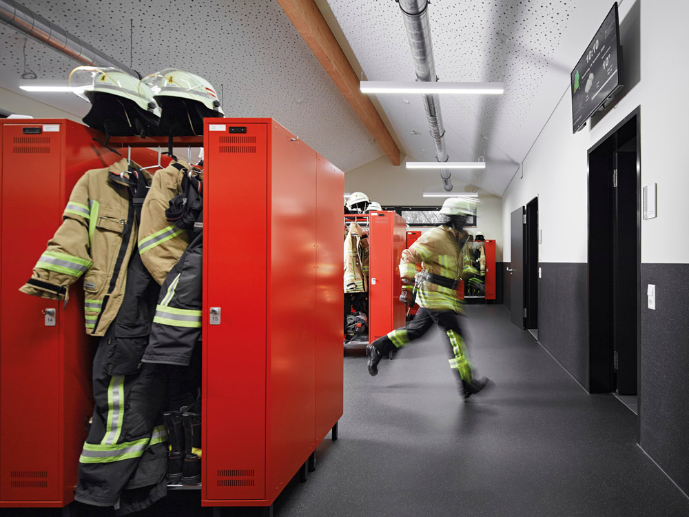 Feuerwehrhaus mit rutschfestem Bodenbelag noraplan stone