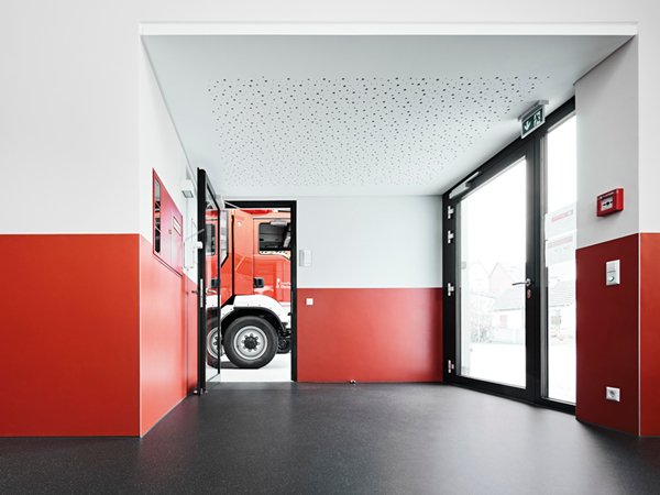 Designelement und Schutz: roter noraplan uni Wandbelag