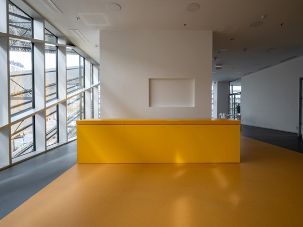 Infodesk in yellow