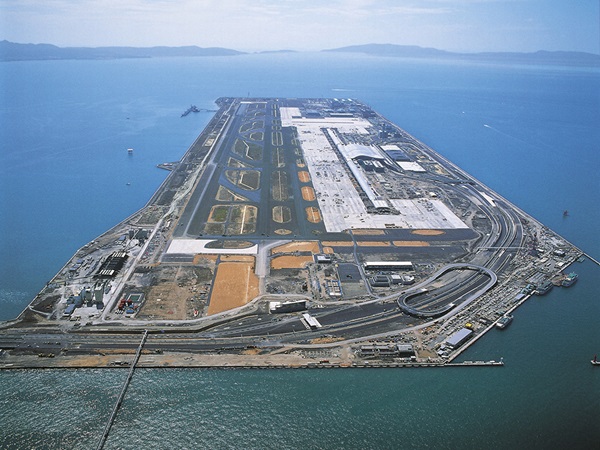Der Kansai Airport, Osaka, errichtet auf einer künstlichen Insel