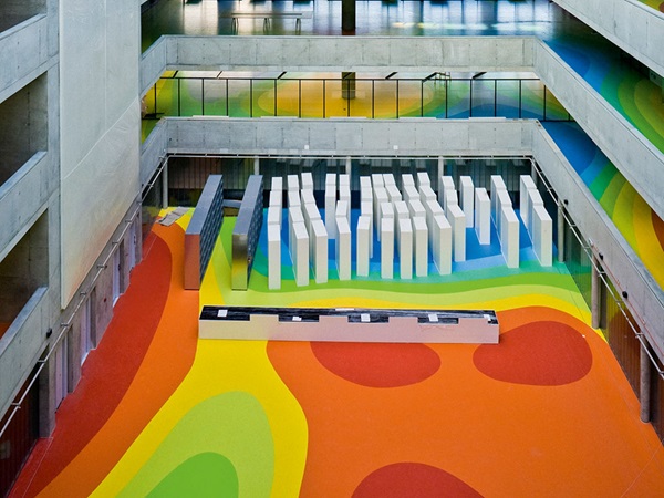 Markantes Farbkonzept: Fußboden in leuchtendem Blau, Gelb, Rot, Orange und Grün in der technischen Nationalbibliothek, Prag